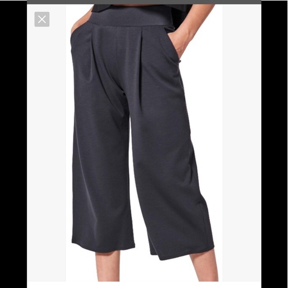 Lululemon “can you feel the pleat pant” 4/6 - Picture 2 of 4